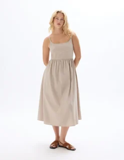 Lange soepelvallende jurk met bandjes - beige