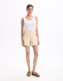 Platte shorts met decoratieve knopen - beige