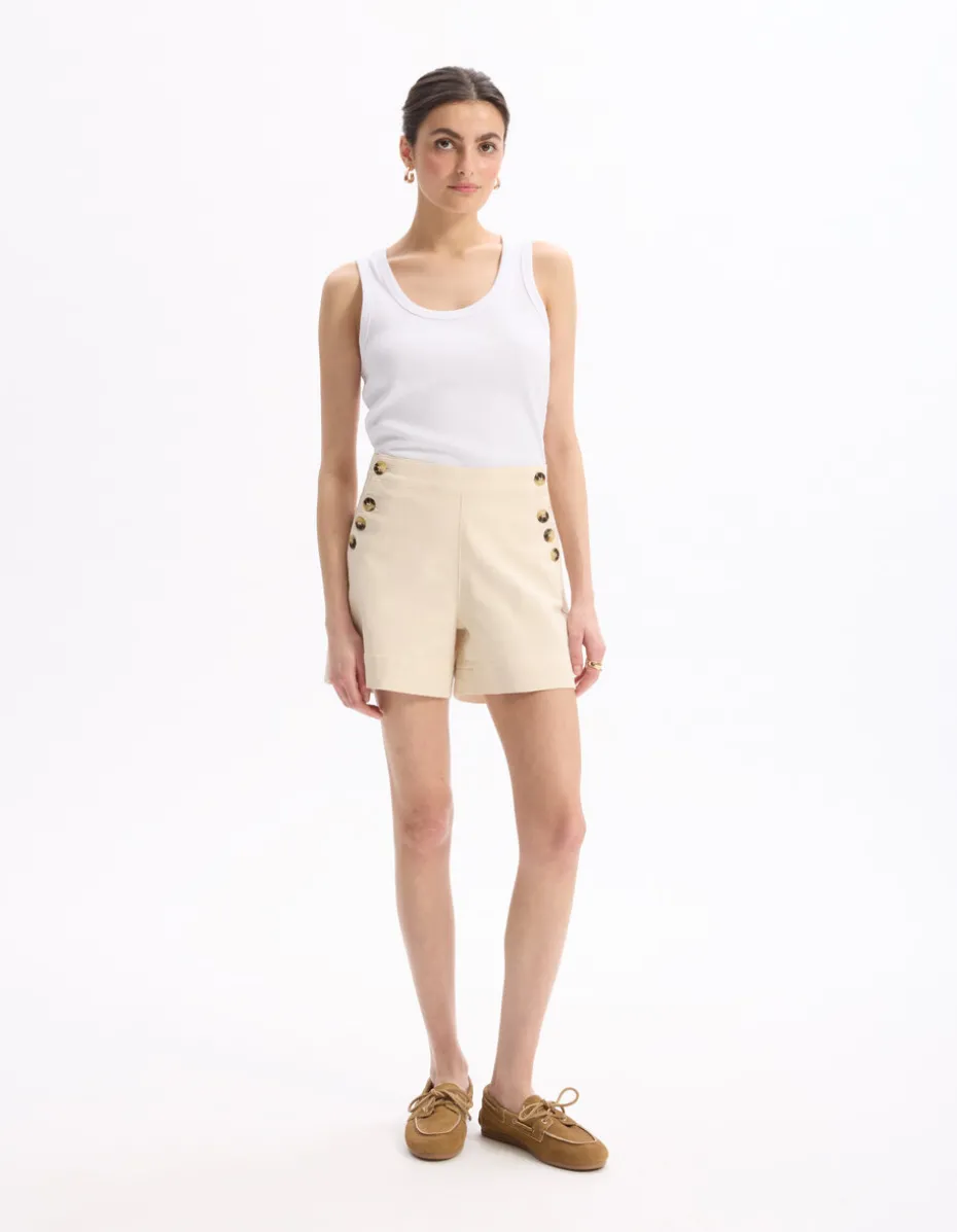 Platte shorts met decoratieve knopen - beige