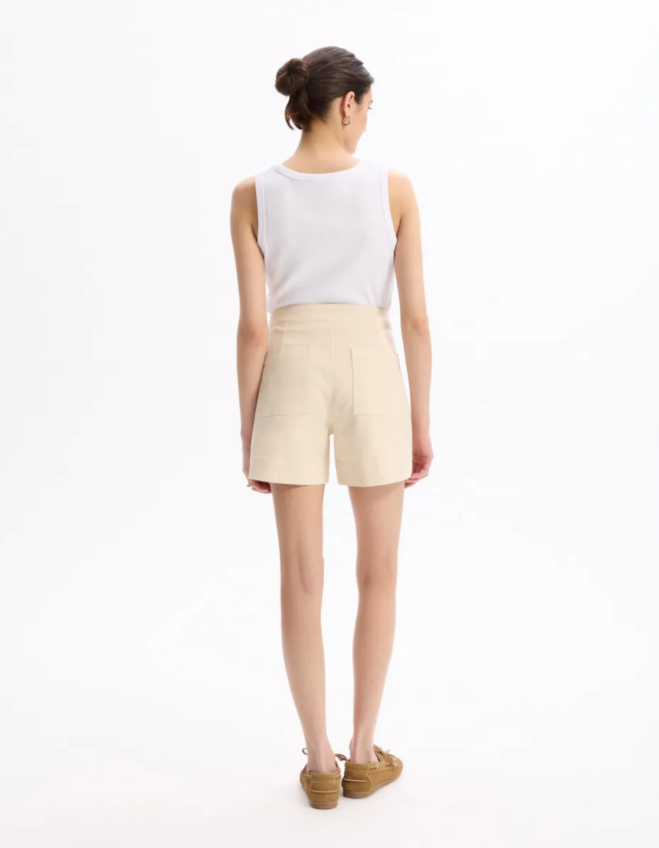 Platte shorts met decoratieve knopen - beige