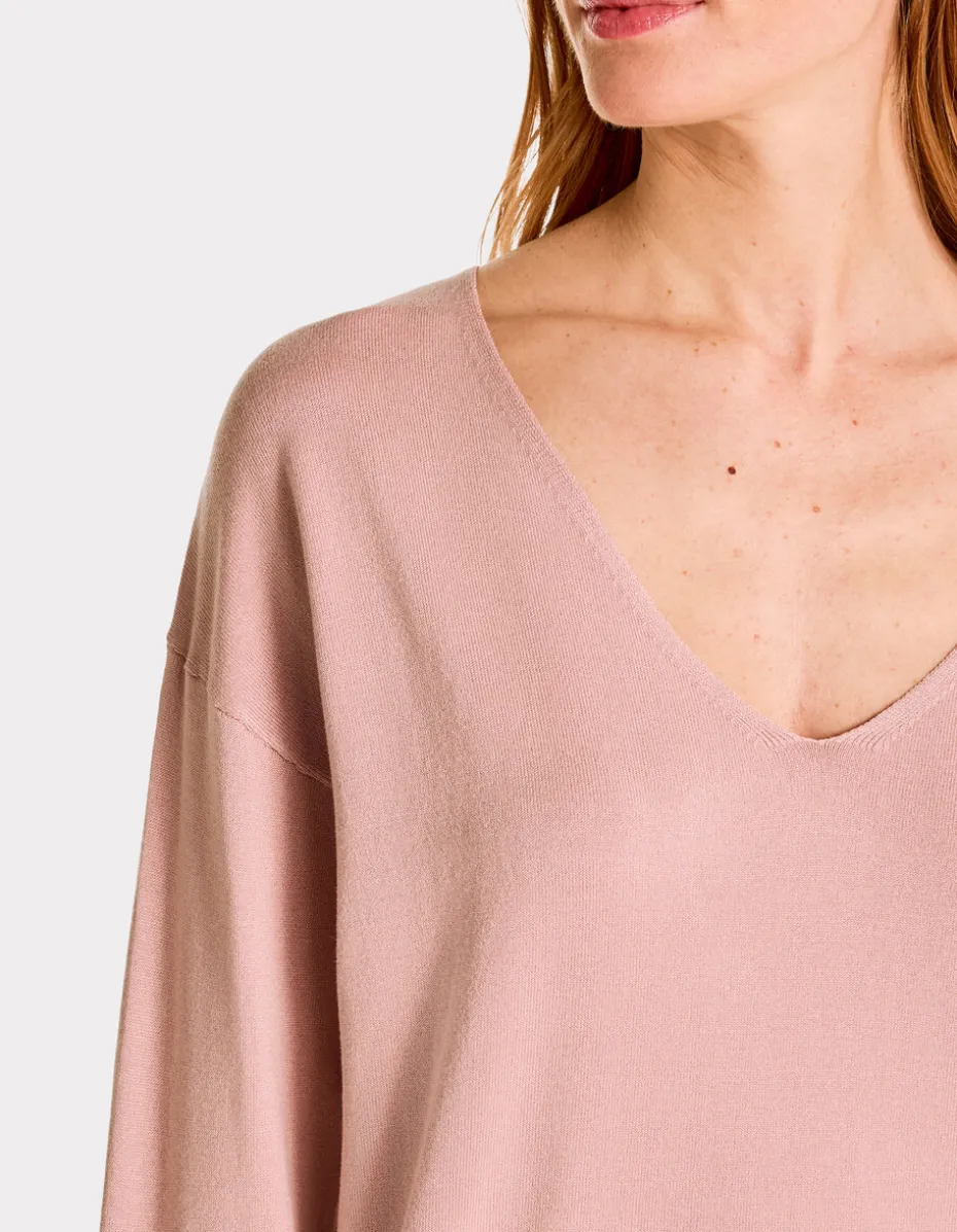 Soepelvallende trui van Ecovero viscose met V-hals - grijsroze